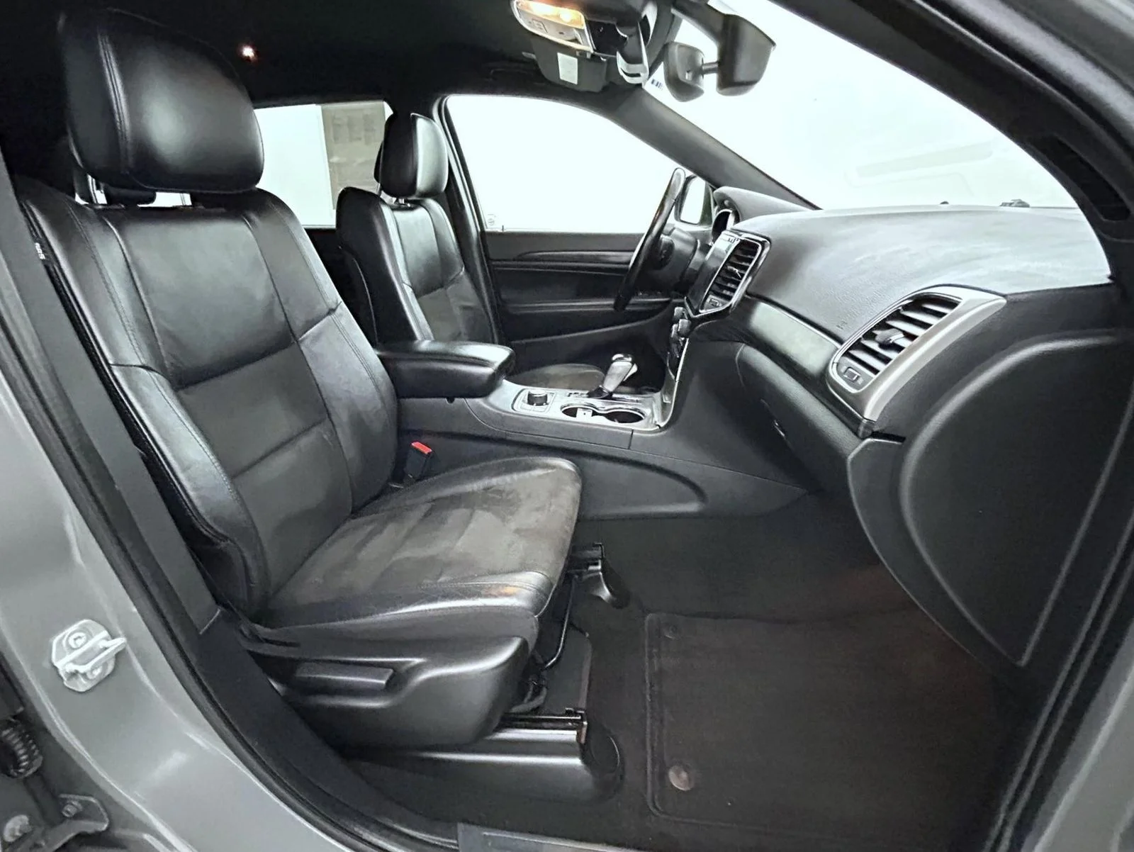 Used 2022 Gray Jeep Laredo X image 15