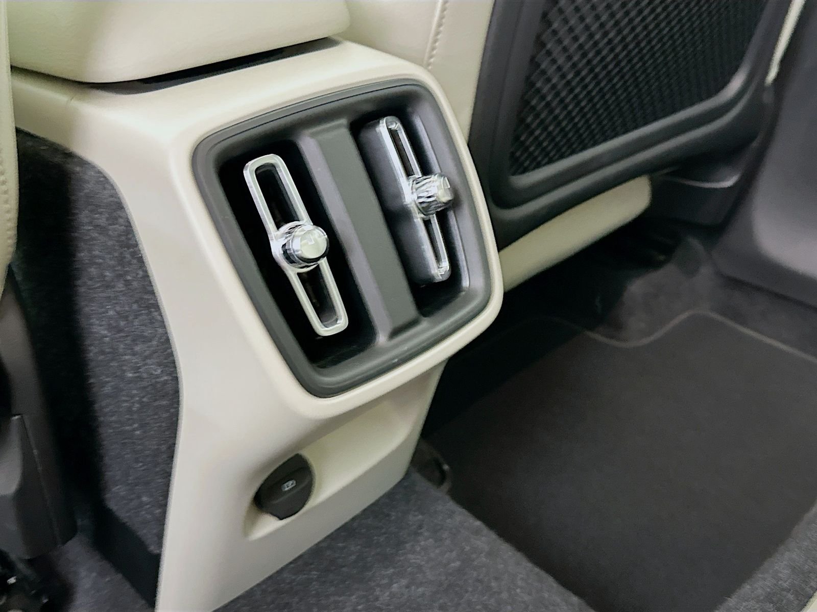 Used 2019 Amazon Blue Volvo Momentum image 24