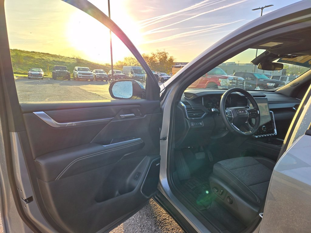Used 2025 Silver GMC Elevation image 11
