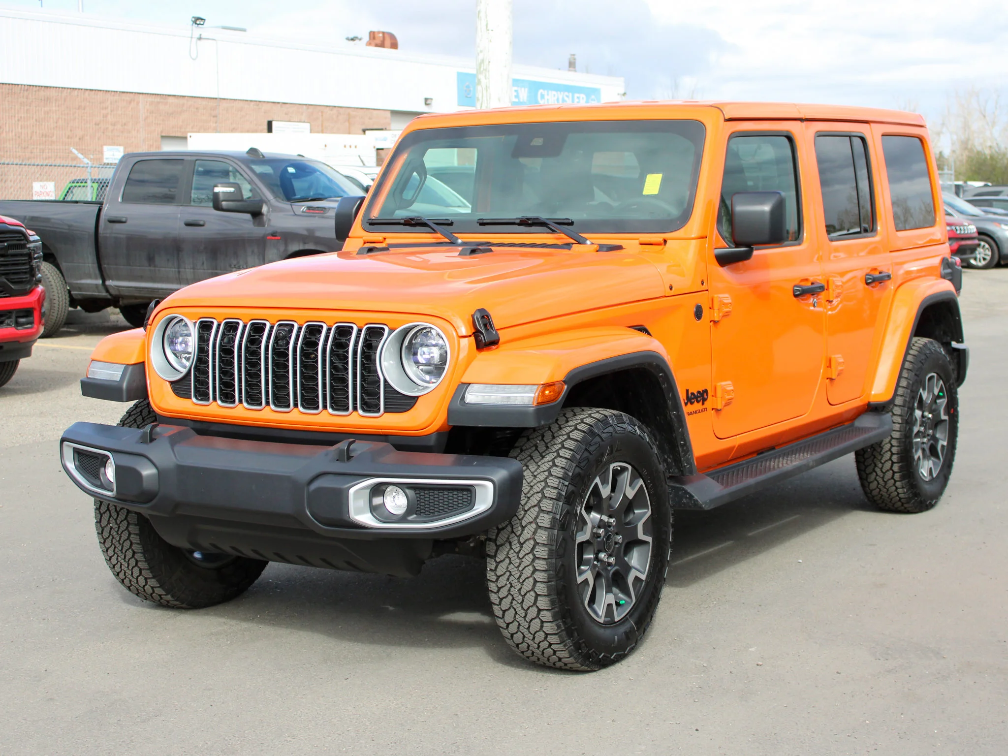 Certified Used 2025 joose Jeep Sahara * V6 | McKinley Leather Seats | Trailer Tow Group | Apple CarPlay | Alpine | Adaptive Cruise image 12