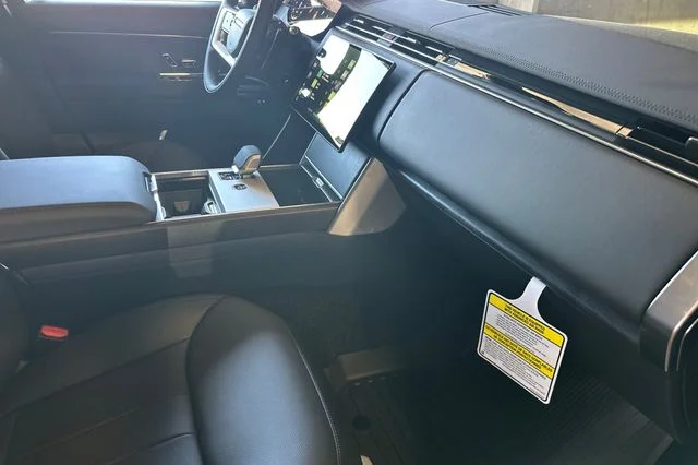 New 2026 Santorini Black Land Rover SE image 15