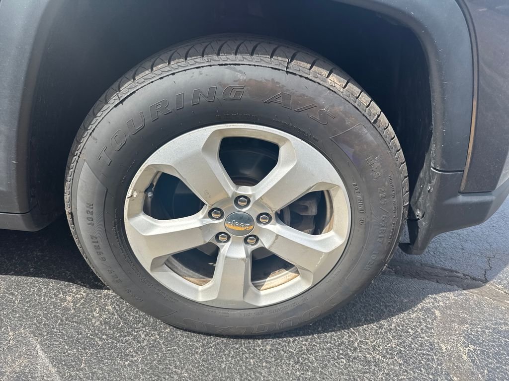 Used 2019 Gray Jeep Latitude image 29