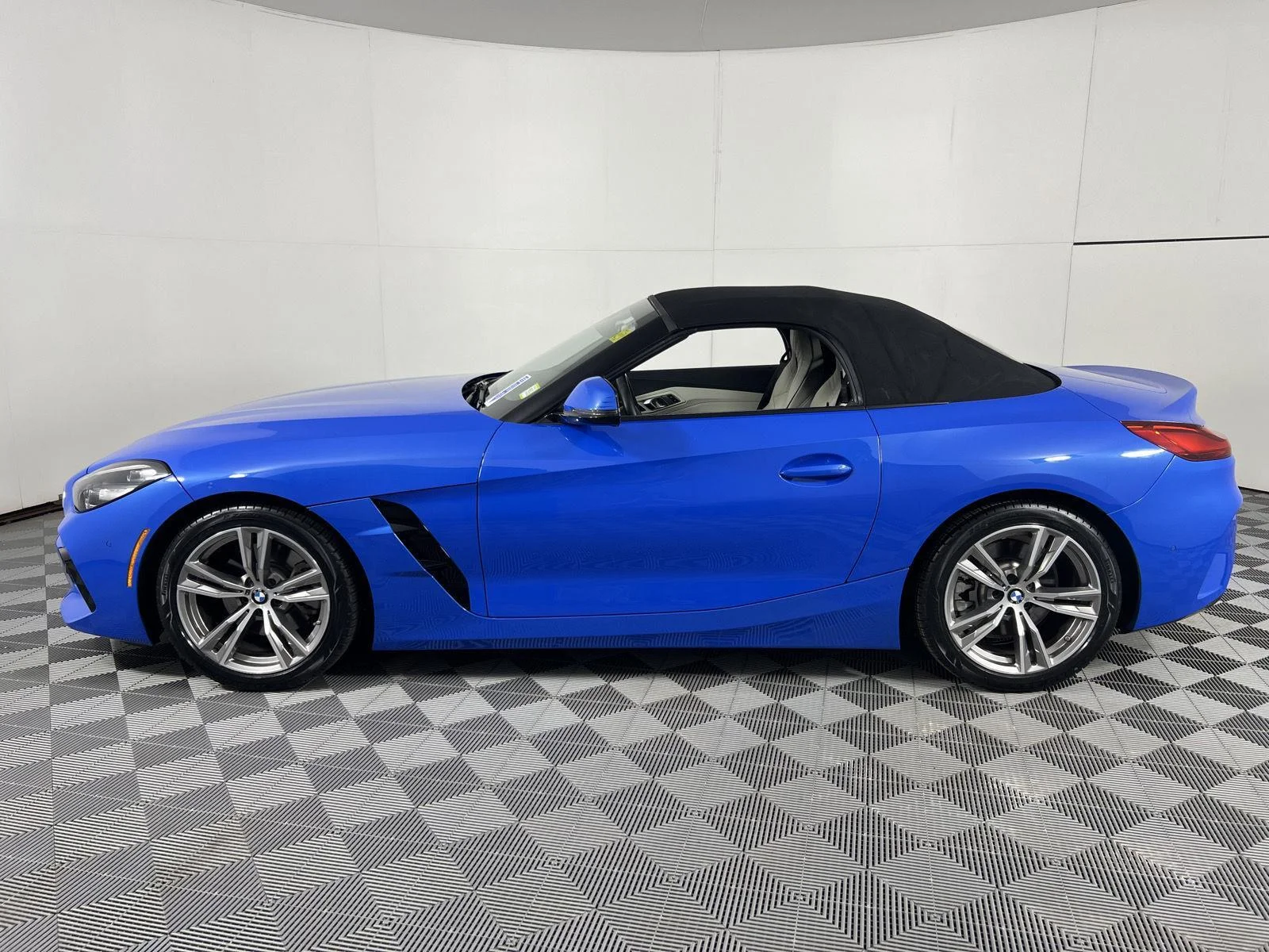 Used 2019 Misano Blue Metallic BMW sDrive30i image 7