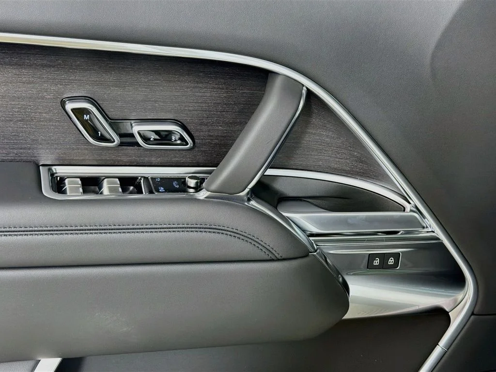 New 2026 Fuji White Land Rover SE image 18