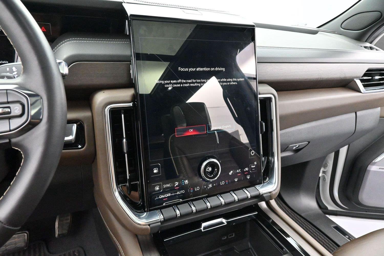 Used 2025 White Frost Tricoat GMC Denali Ultimate image 18