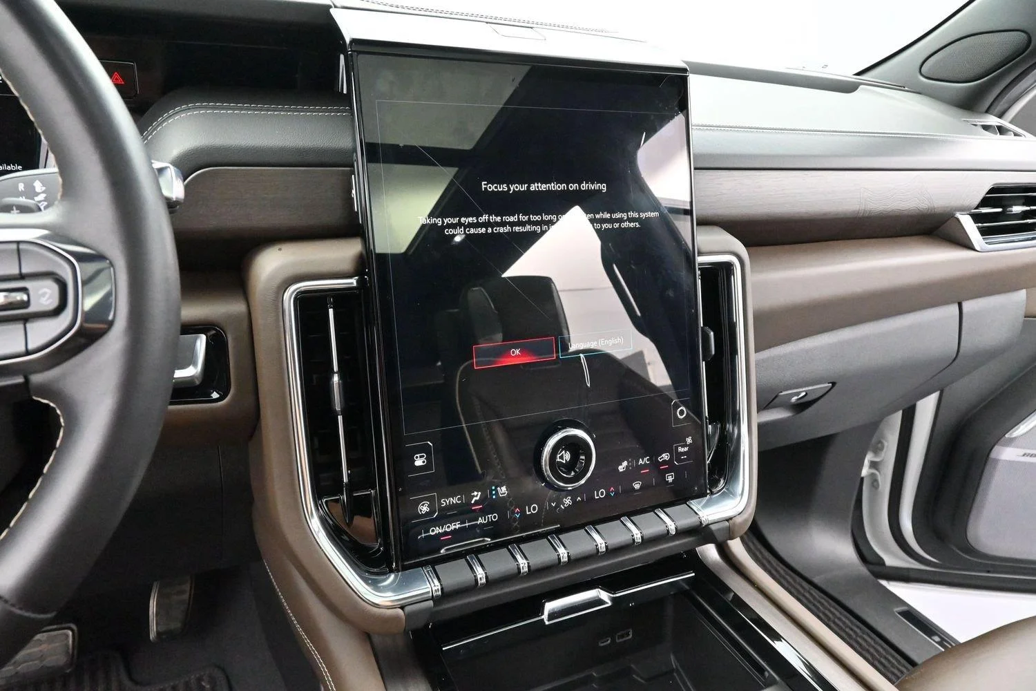Used 2025 White Frost Tricoat GMC Denali Ultimate image 18