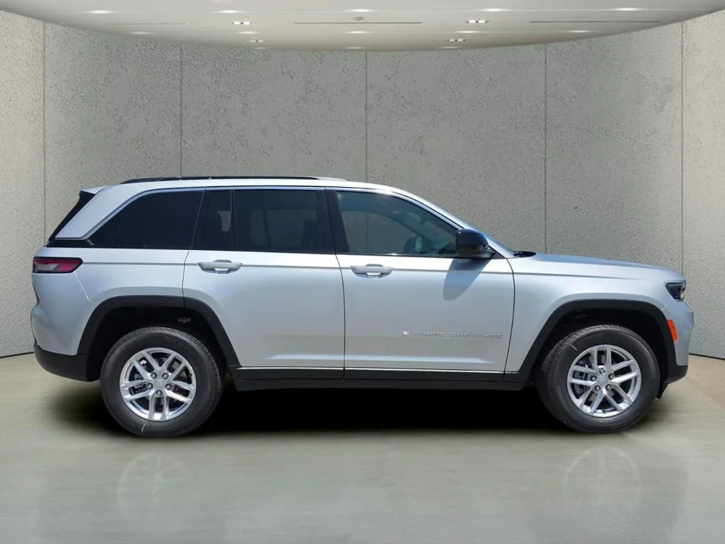 New 2026 Silver Zynith Exterior Paint Jeep Laredo image 3
