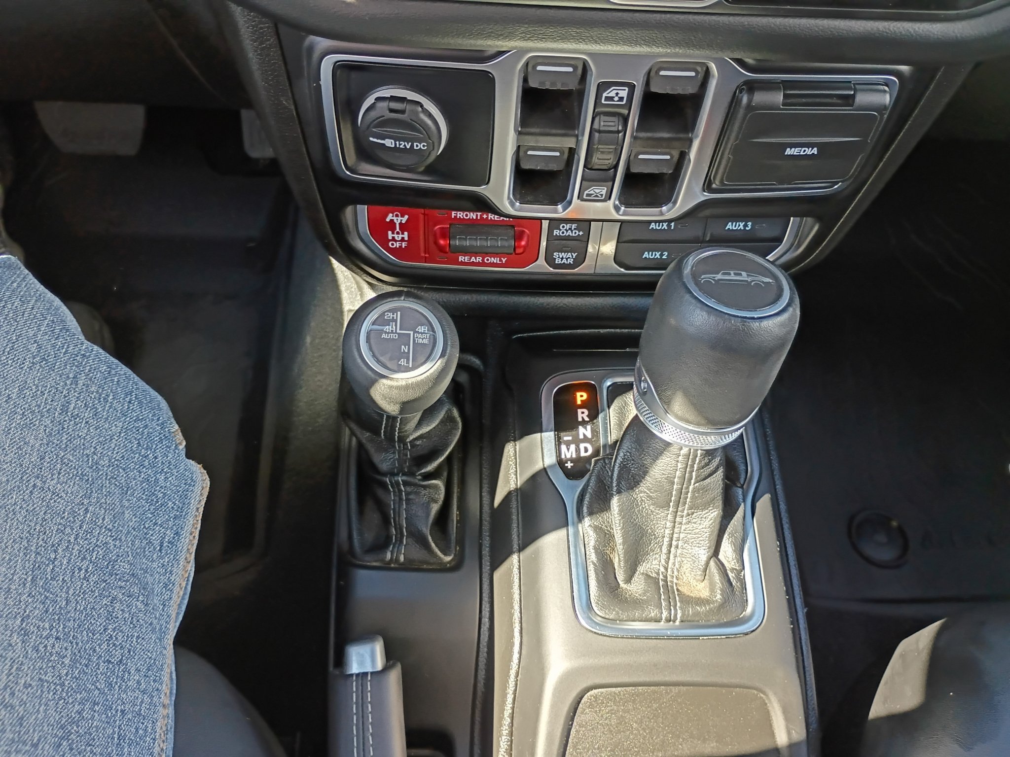 Used 2024 Bright White Clearcoat Jeep Rubicon X image 34
