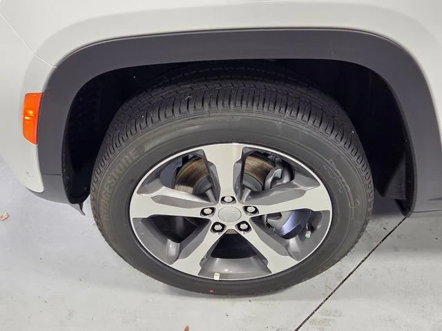 New 2026 Bright White Clear-Coat Exterior Paint Jeep Limited image 18
