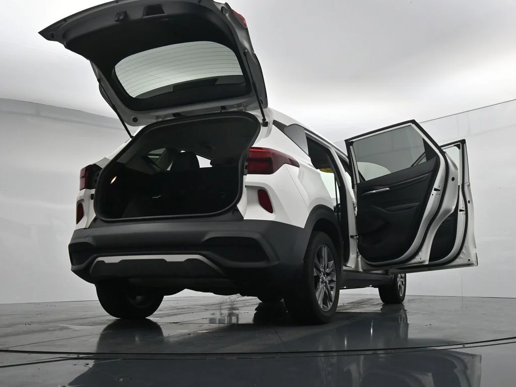 Used 2022 White Kia LX image 41