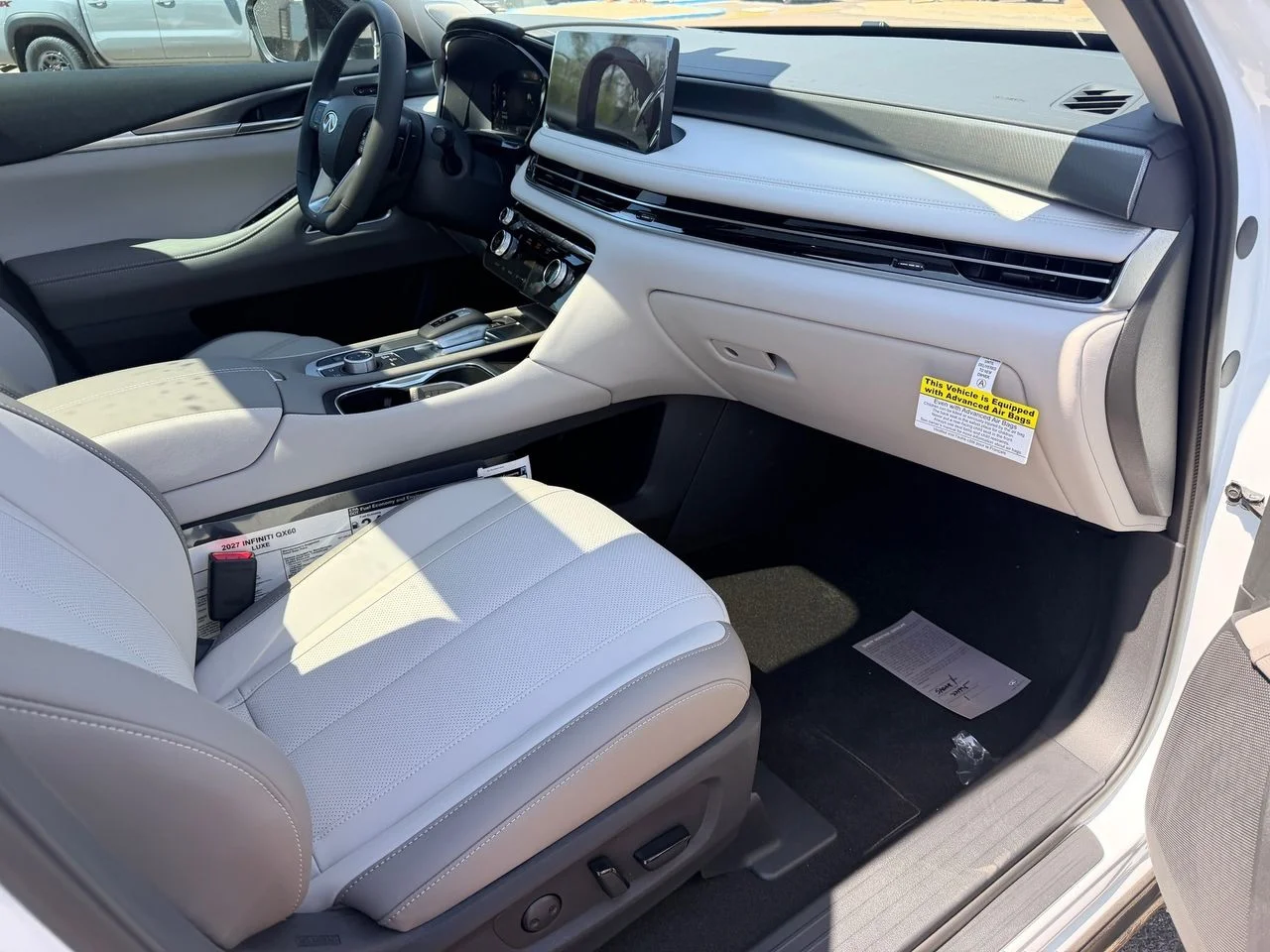 New 2027 RADIANT WHITE INFINITI Luxe FWD image 11