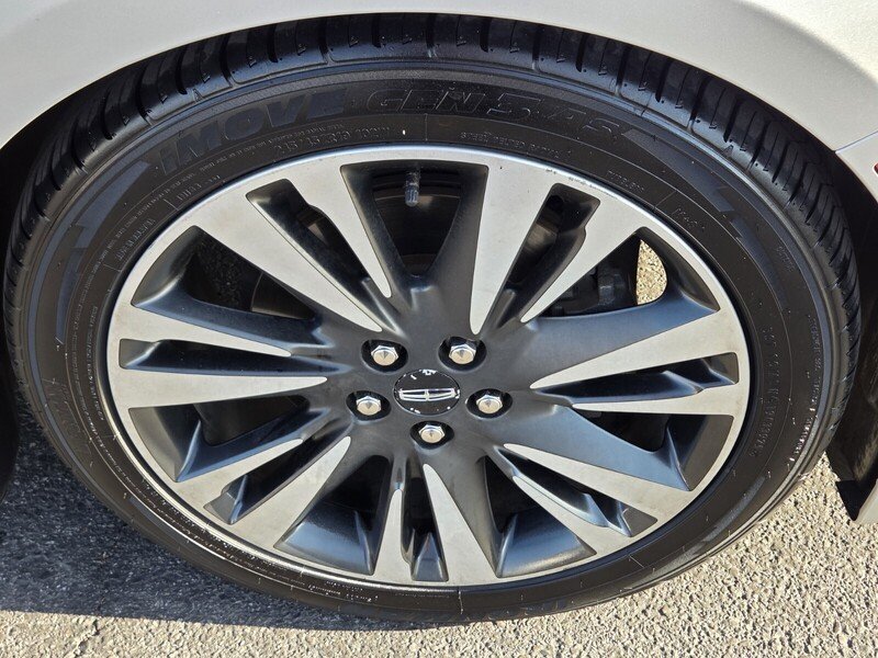 Used 2019 Silver Lincoln Reserve image 10