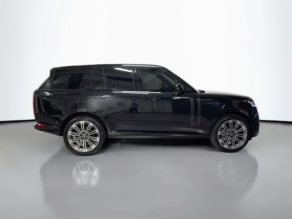 Used 2025  Land Rover SE image 8