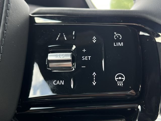New 2026 Fuji White Land Rover Dynamic SE image 23