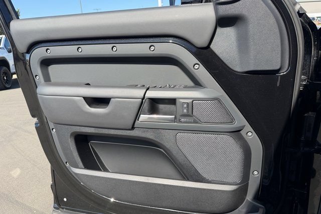Used 2024  Land Rover X image 13