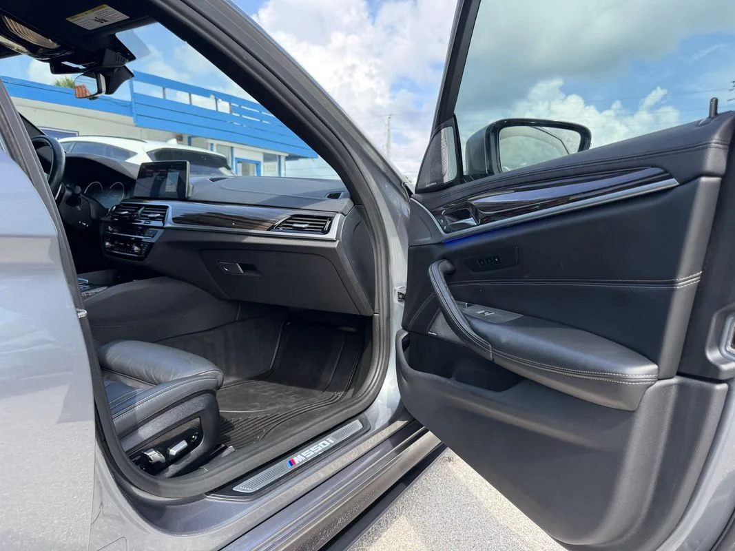 Used 2018  BMW M550i xDrive image 16