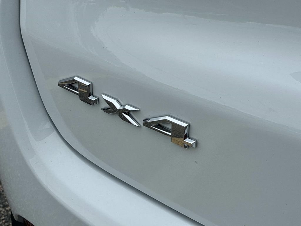 Used 2022 White Jeep Latitude image 13