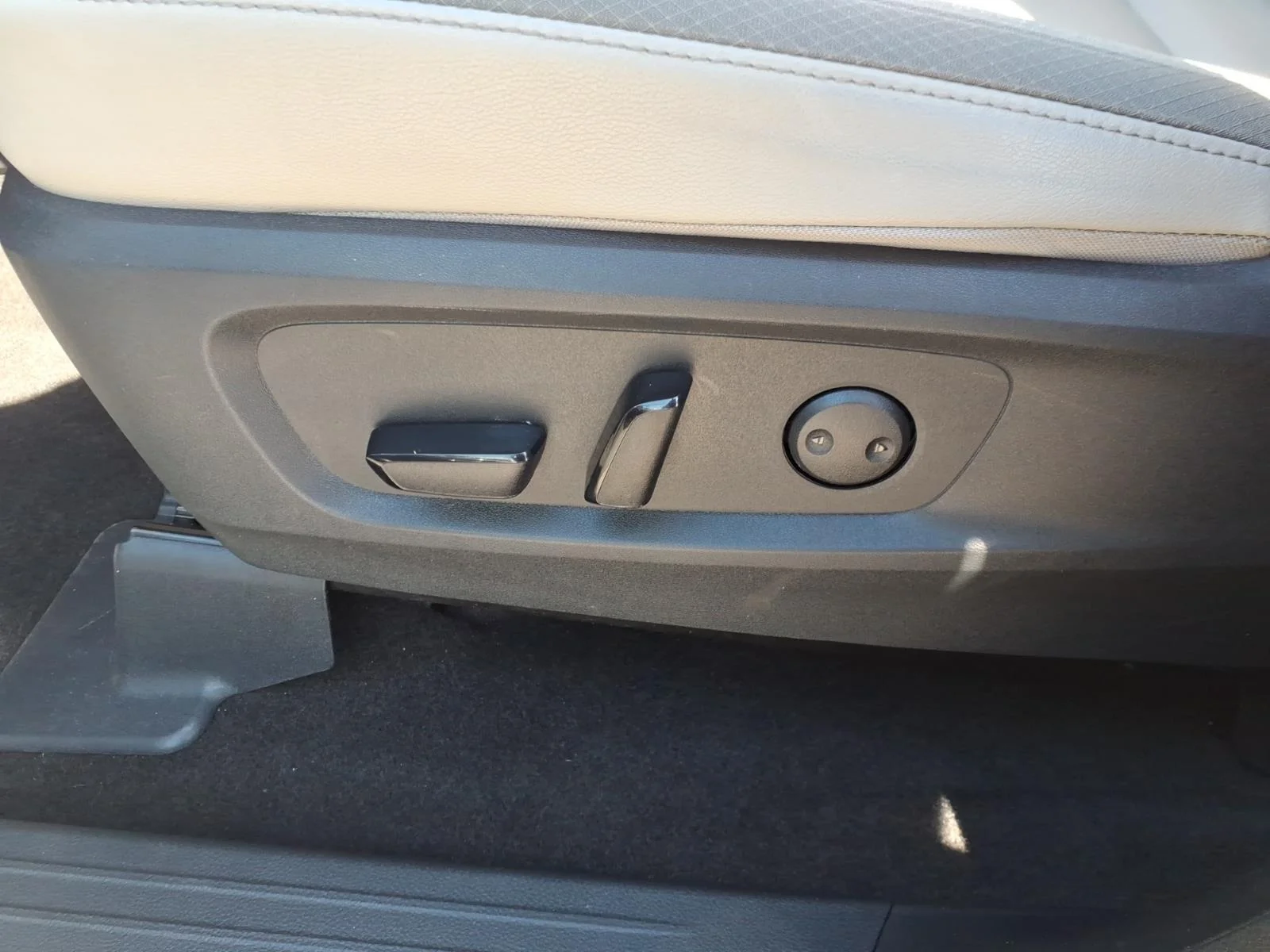 Certified Used 2024 Pearl White Tricoat Nissan SL image 17