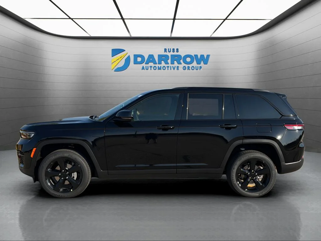 New 2025 Diamond Black Crystal Pearl-Coat Exterior Paint Jeep Altitude X image 2