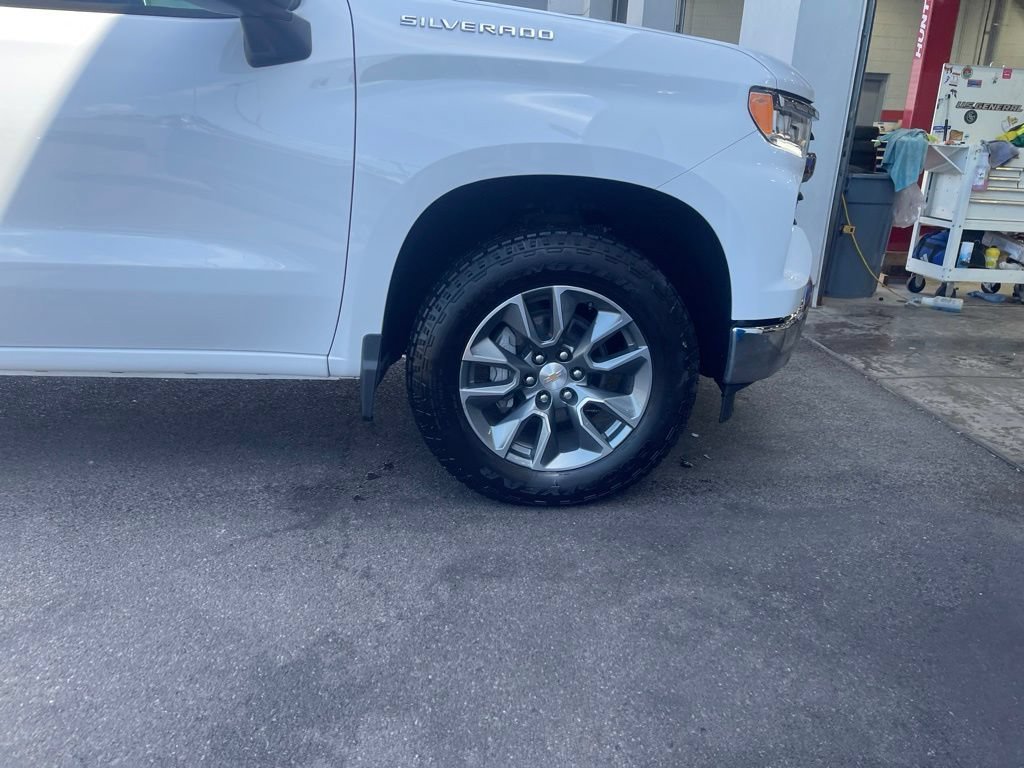 New 2026 Summit White Chevrolet LT (2FL) image 12