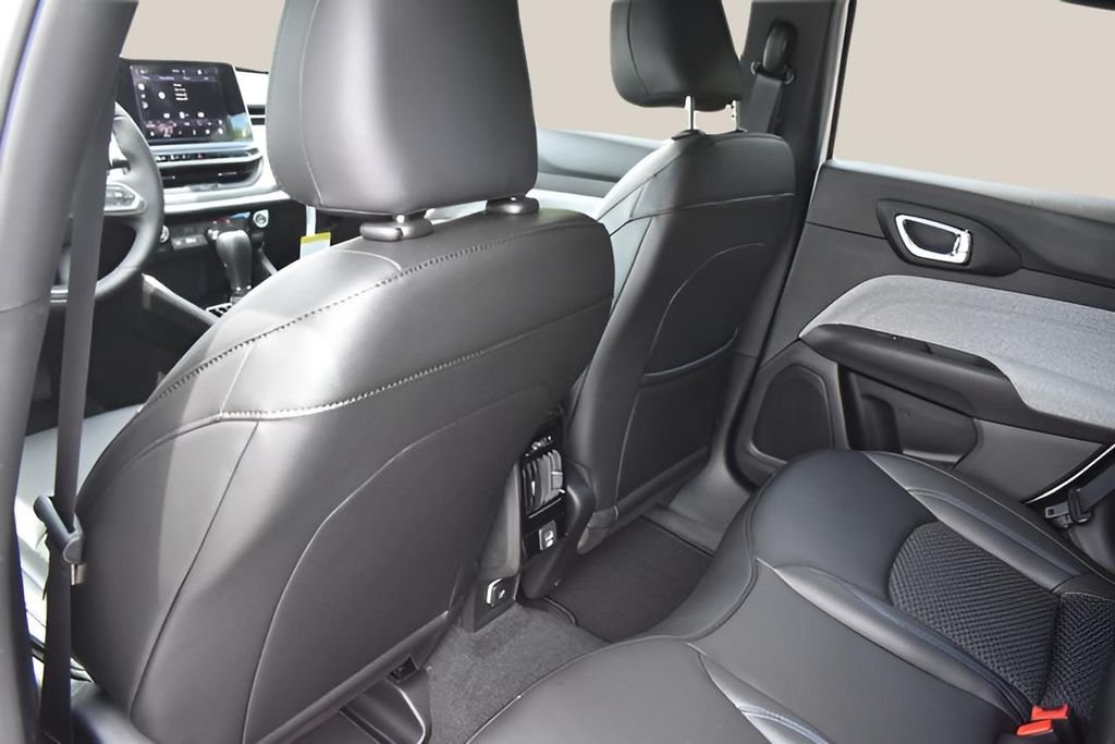 Used 2025 White Jeep Latitude image 14