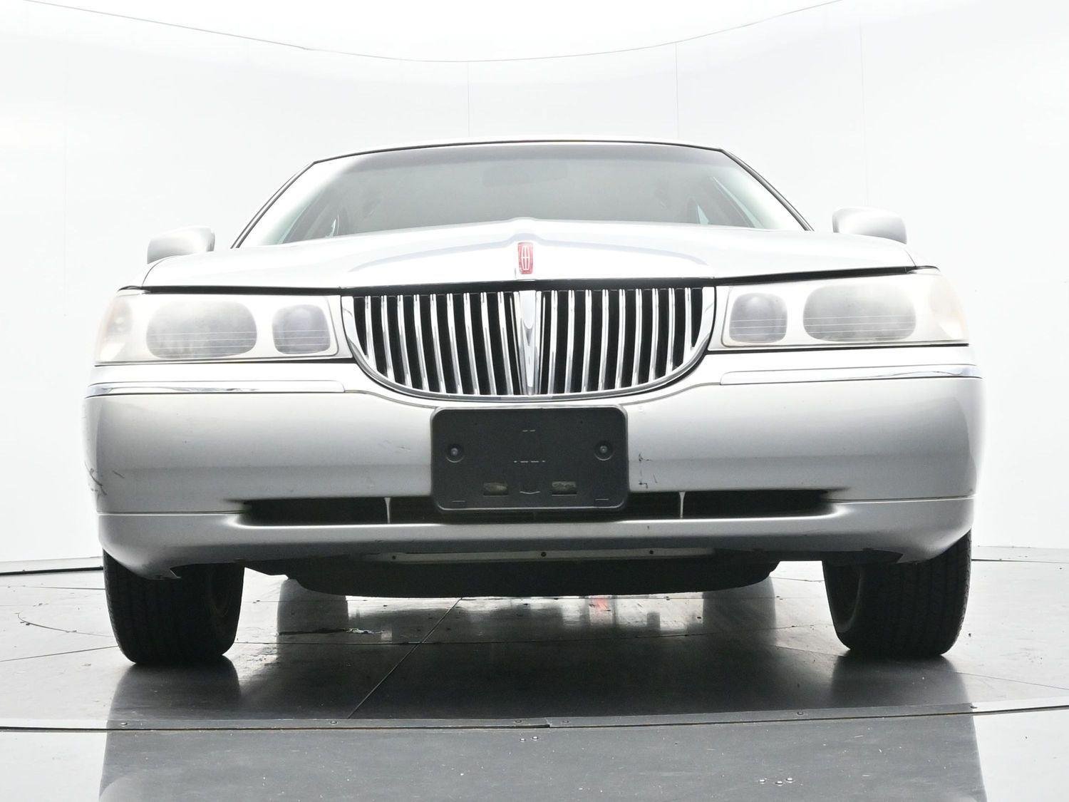 Used 2000  Lincoln Executive image 36