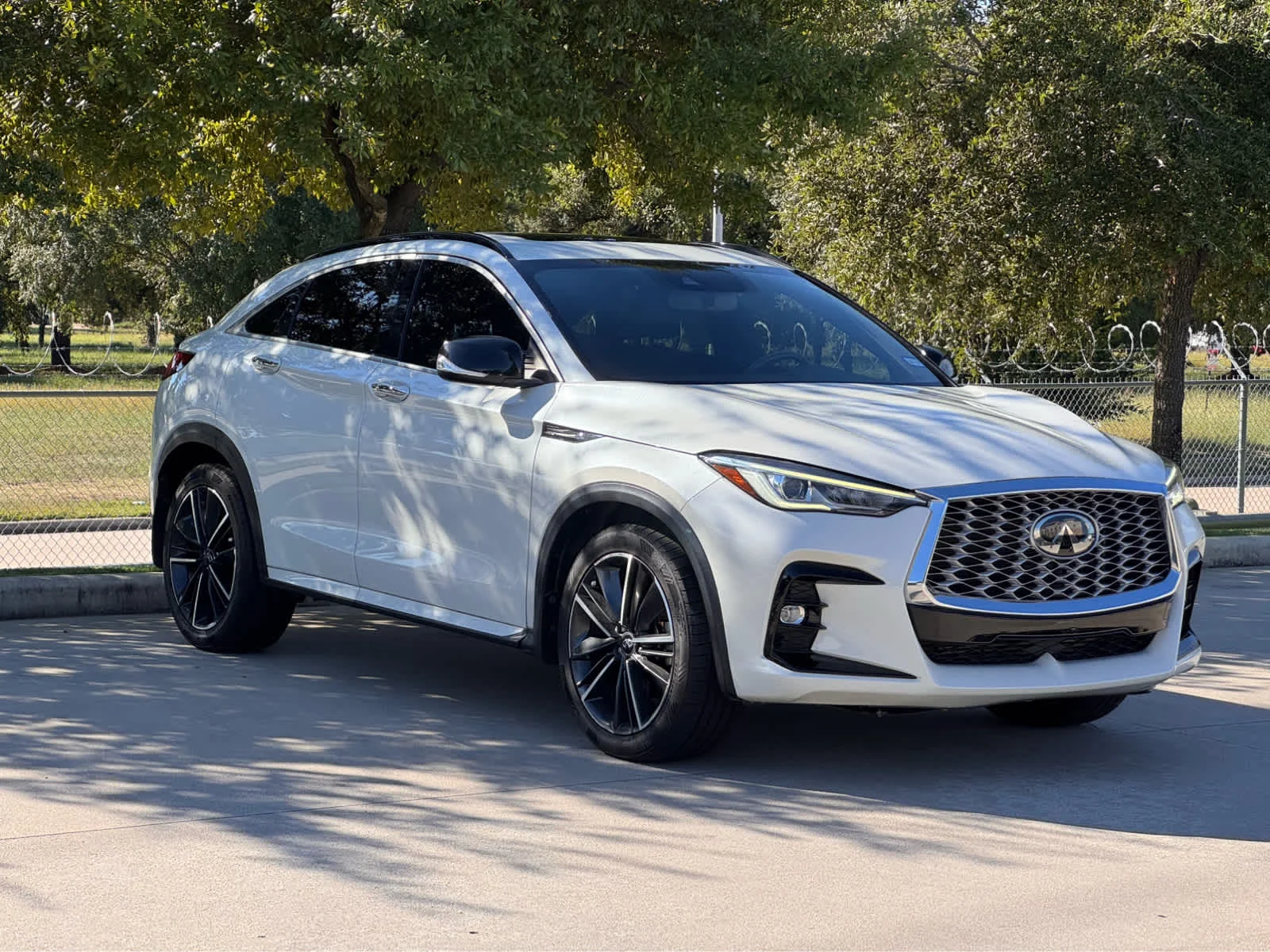 Certified Used 2022 Majestic White INFINITI LUXE image 3