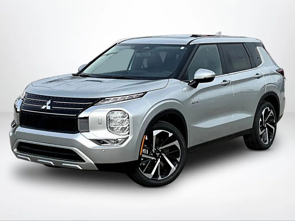 New 2025 Silver Mitsubishi SE image 2
