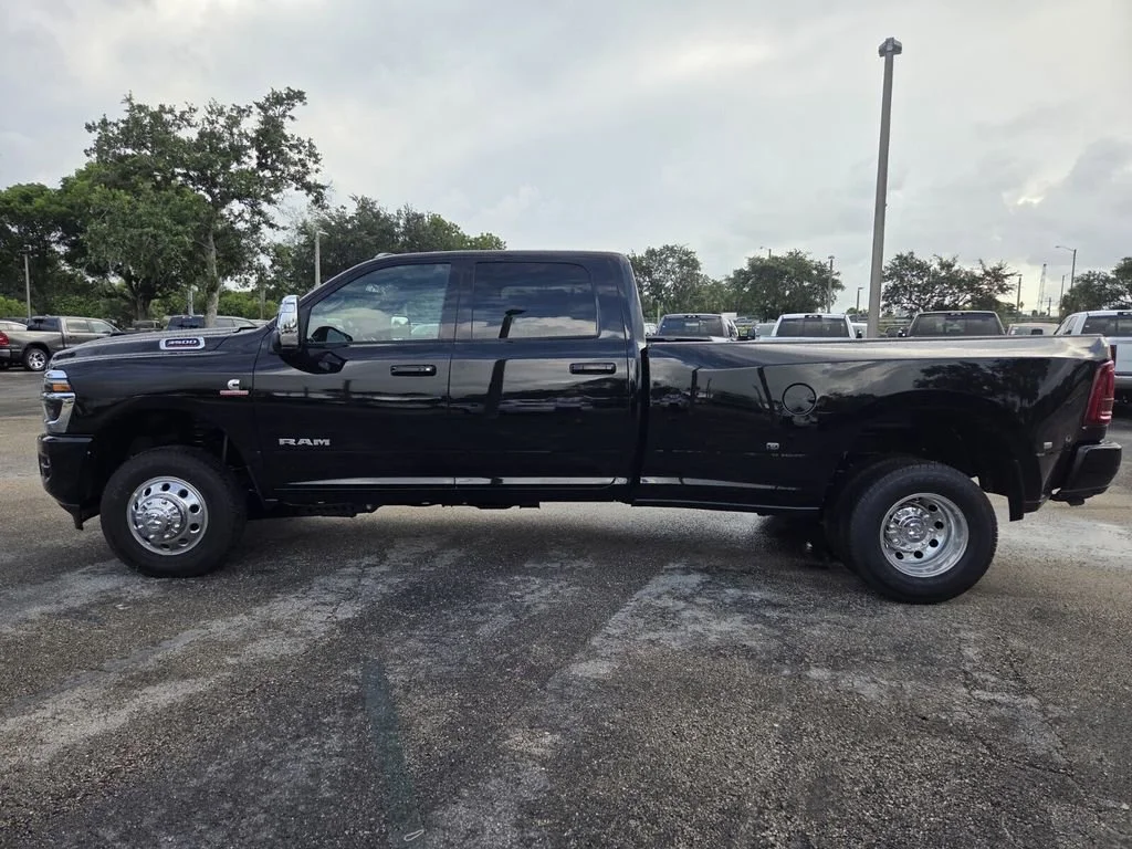 New 2026 Diamond Black Crystal Pearl-Coat Exterior Paint RAM Laramie image 6