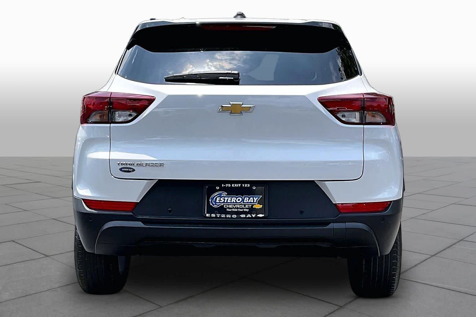 Used 2025 Summit White Chevrolet LS image 5