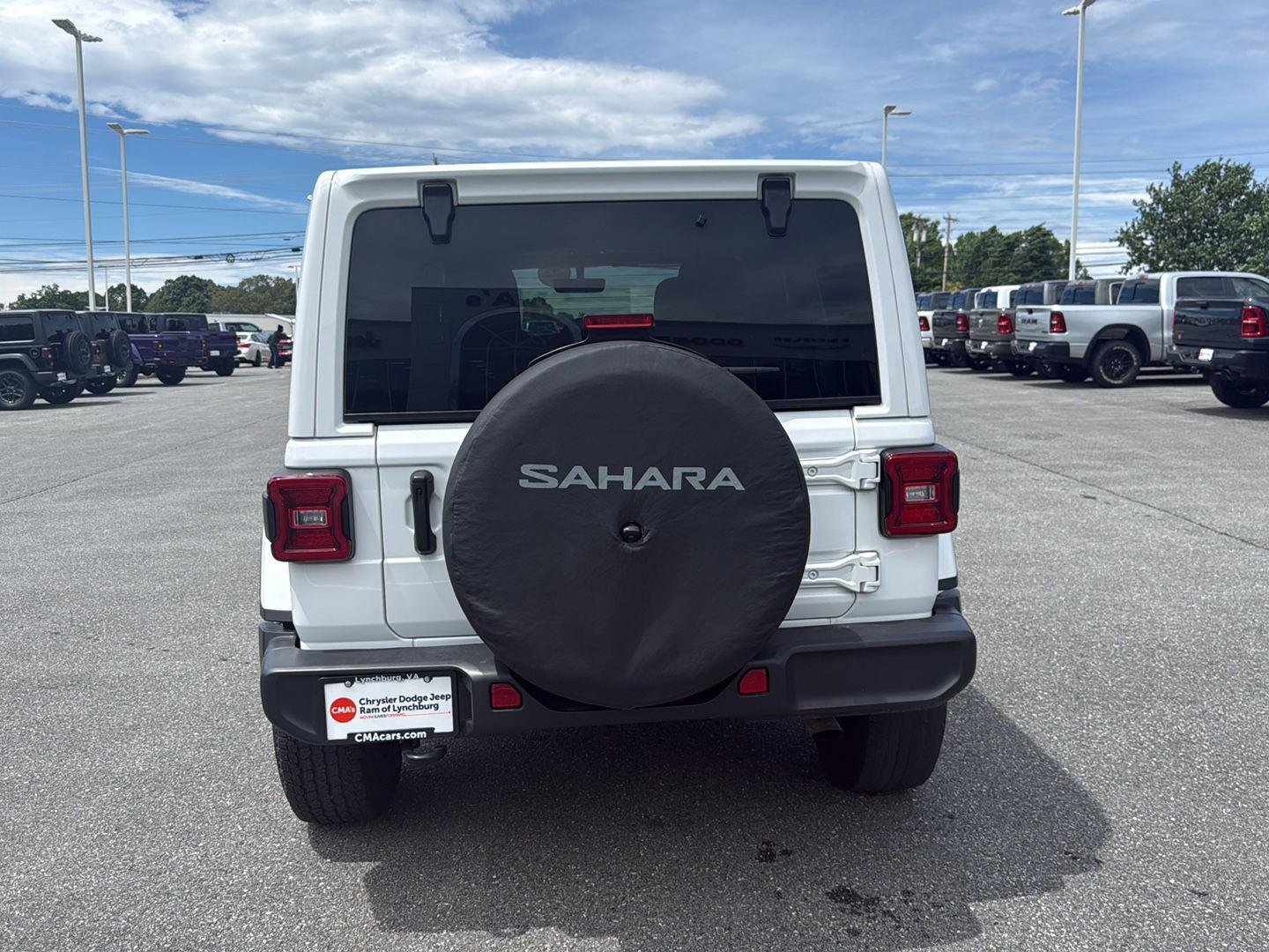 Used 2022  Jeep Sahara image 5