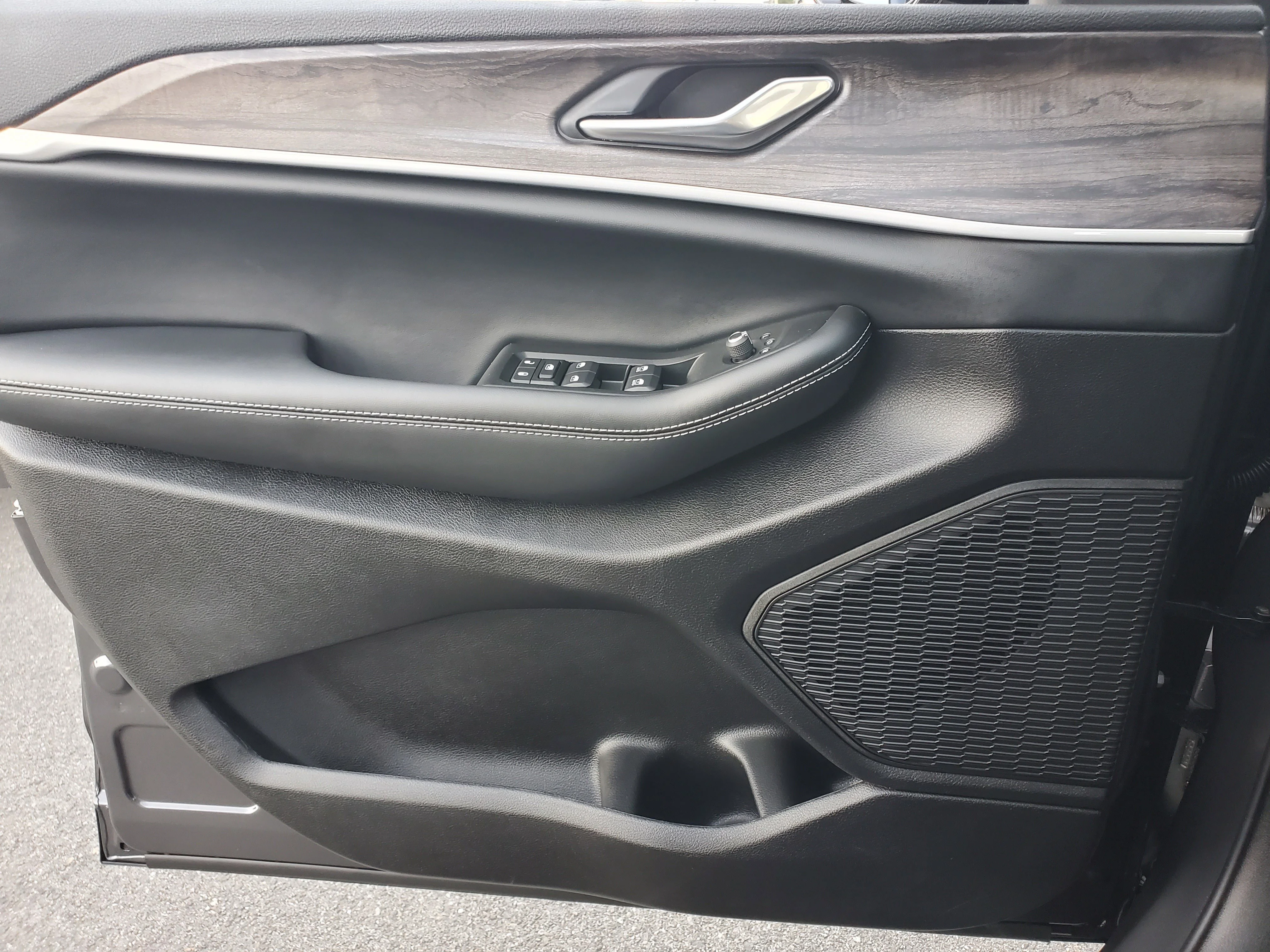 New 2026 Baltic Gray Metallic Clear-Coat Exterior Paint Jeep Altitude image 26
