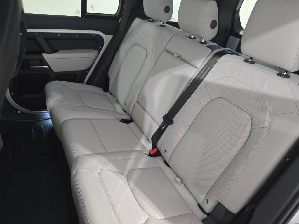 New 2026 Fuji White Land Rover X-Dynamic SE image 27