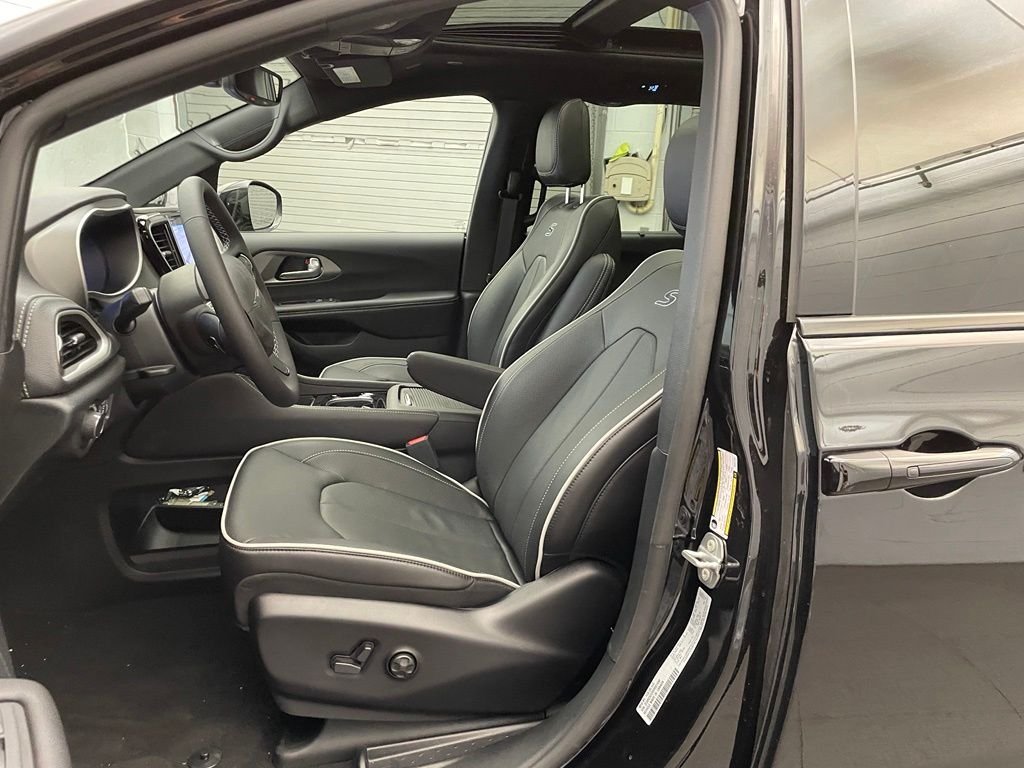 New 2027 Diamond Black Crystal Pearl-Coat Exterior Paint Chrysler Limited image 16