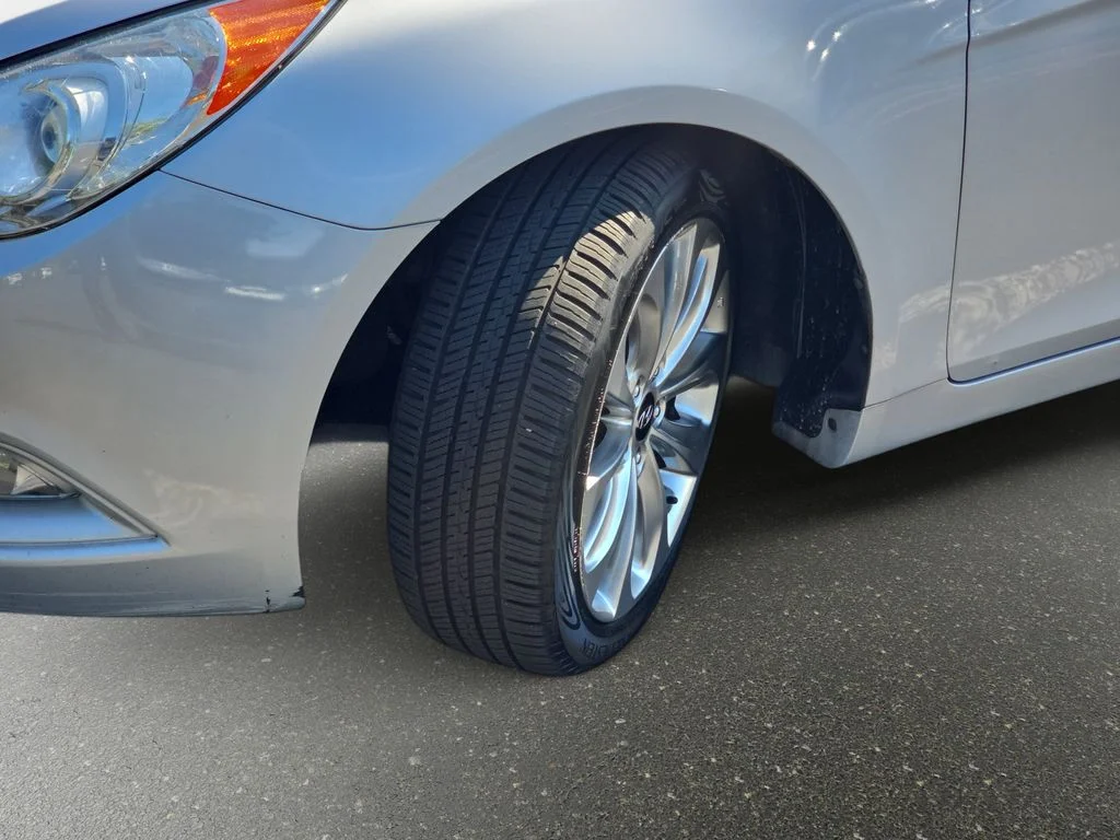 Used 2011 Silver Hyundai SE image 32