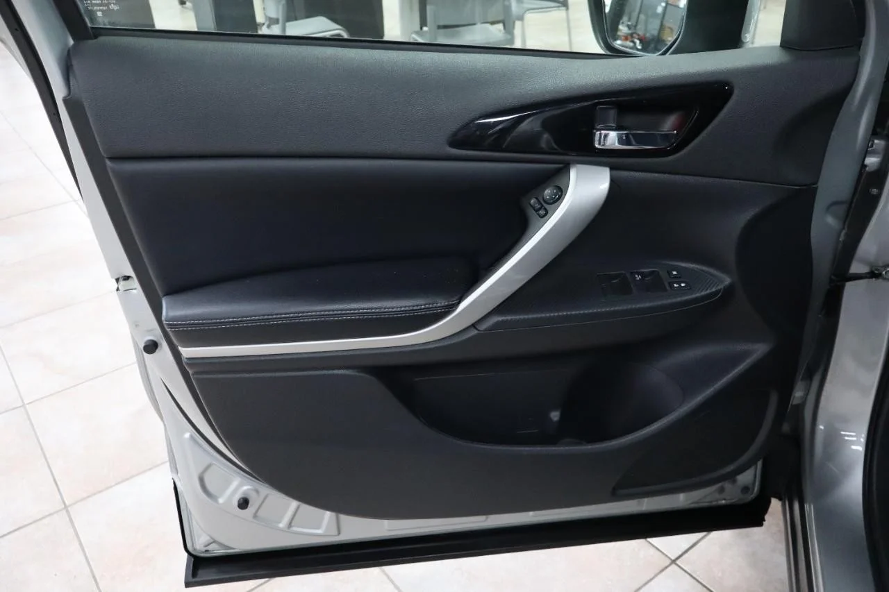 Used 2024 Alloy Silver Metallic Mitsubishi SE image 10