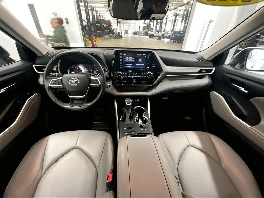 Used 2022 Pearl Toyota XLE image 22