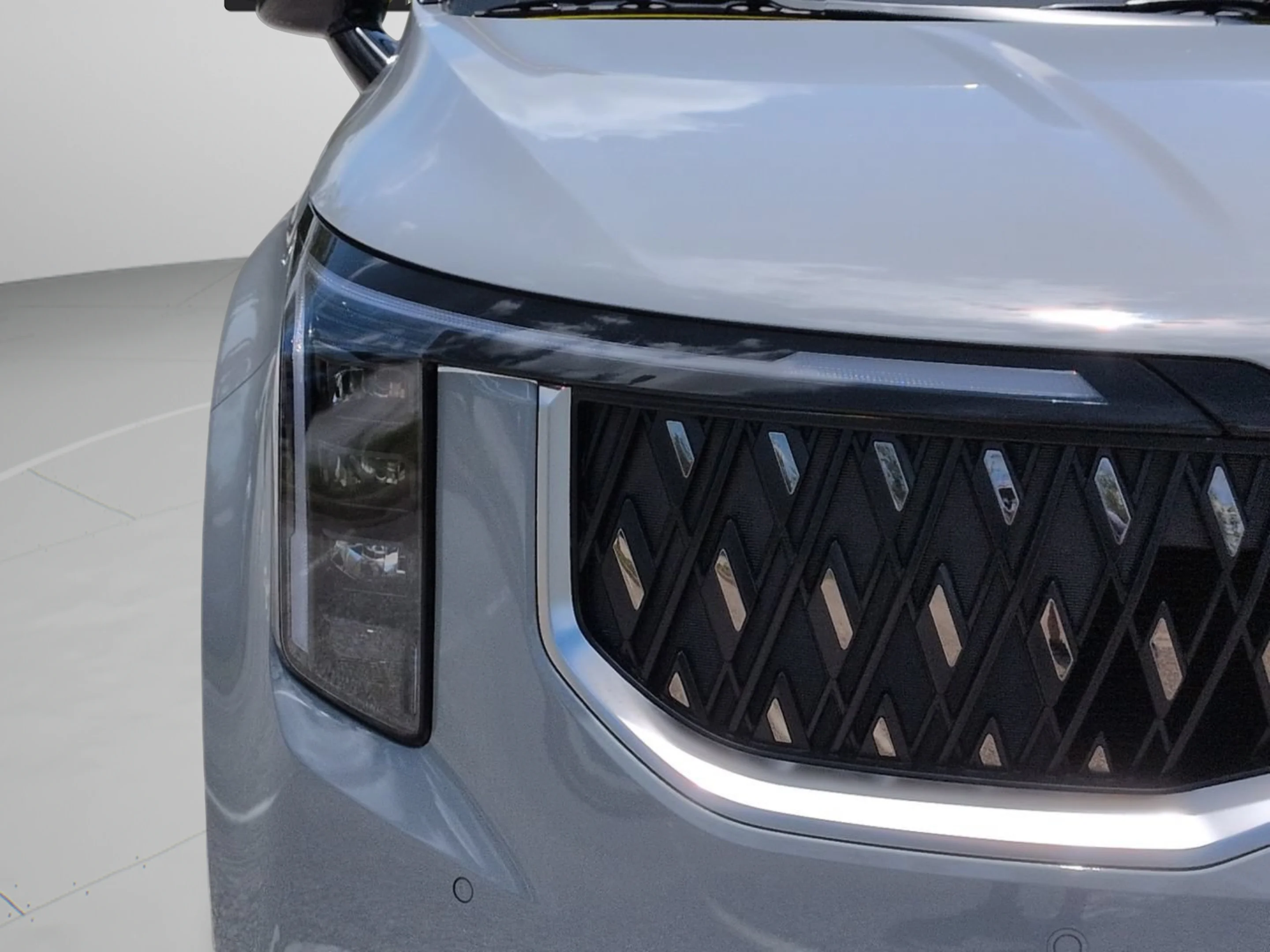 New 2027 Ceramic Silver Kia LXS image 10