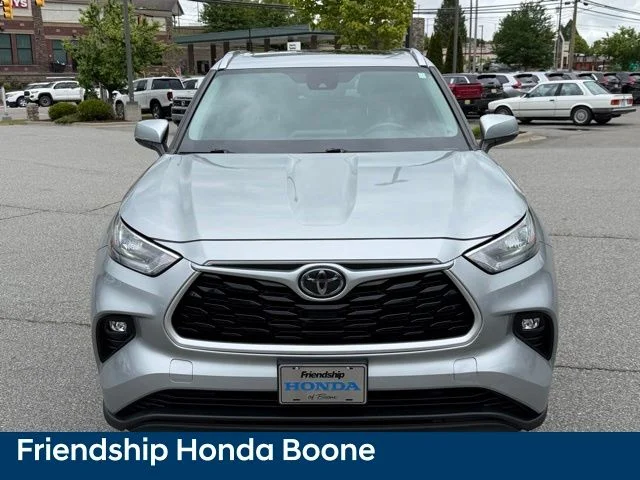 Used 2020 Silver Toyota XLE image 2