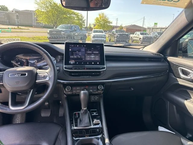 Used 2022 White Jeep Latitude image 28