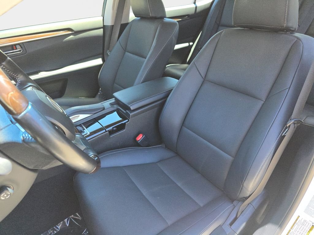 Used 2016 White Lexus 300h image 17