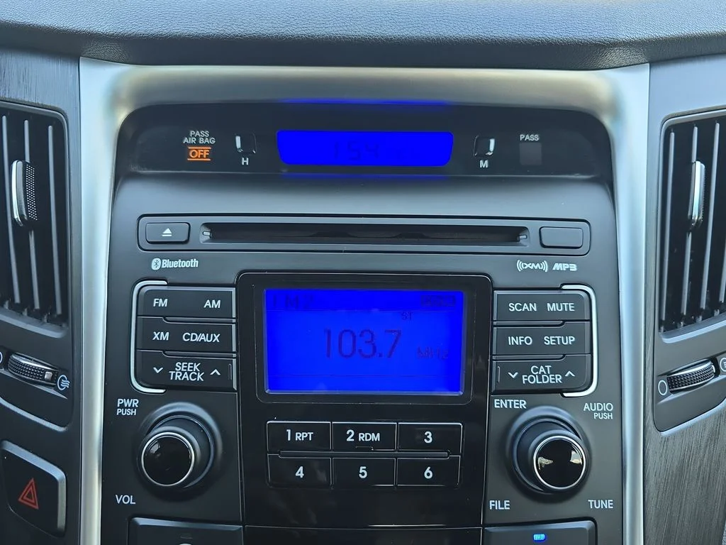 Used 2011 Silver Hyundai SE image 23