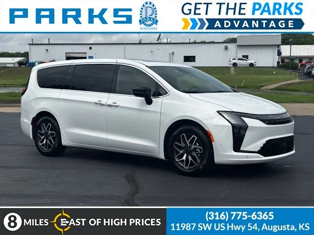 2027 Chrysler Pacifica Limited's photo