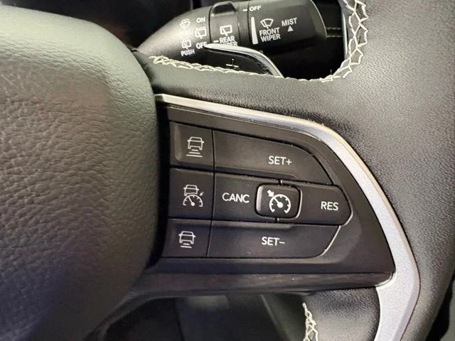 Used 2023 White Jeep Altitude image 31