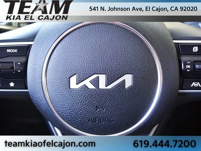 Used 2025 White Kia LXS image 37