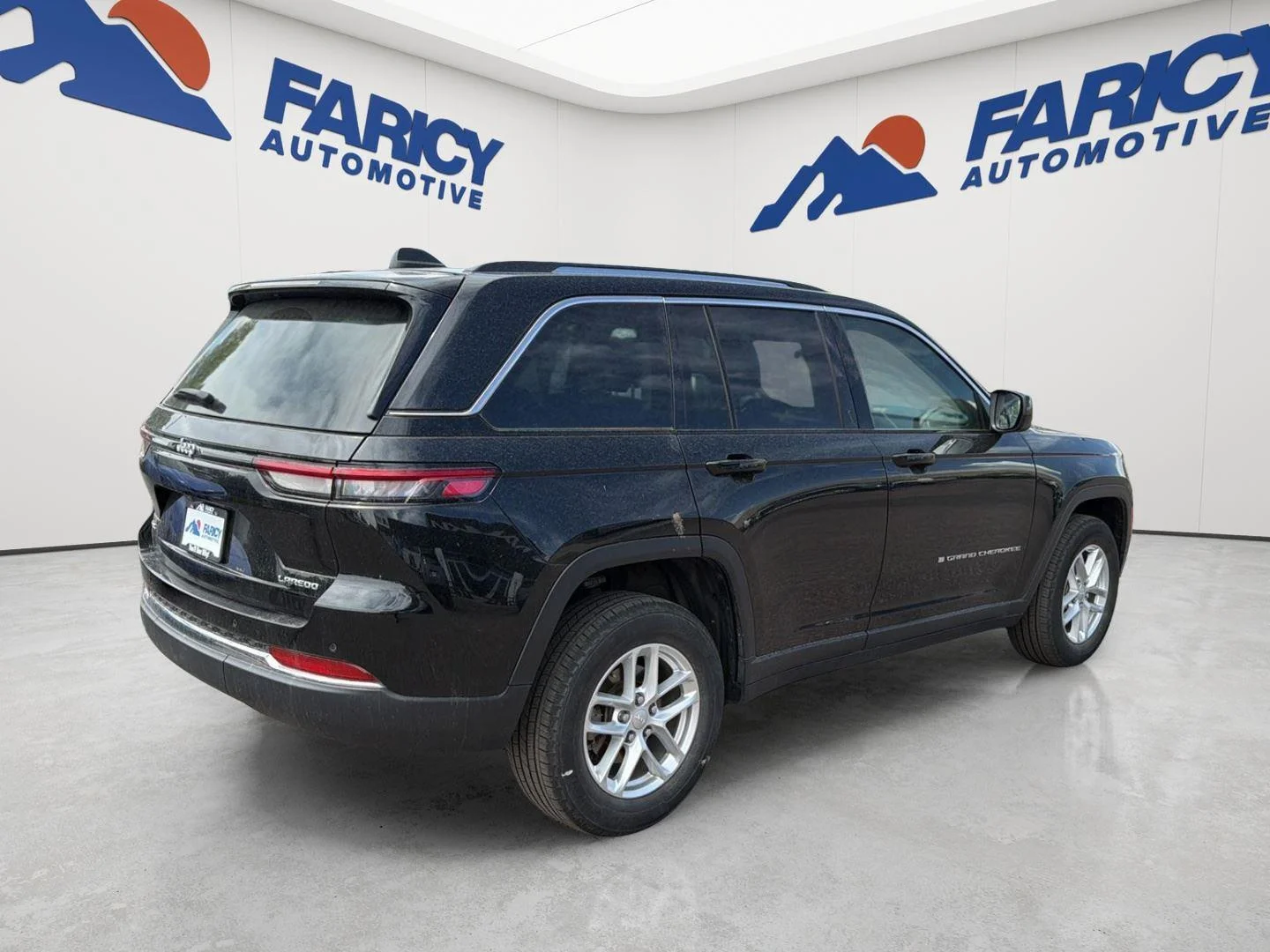 Used 2023 Diamond Black Crystal Pearlcoat Jeep Laredo image 5