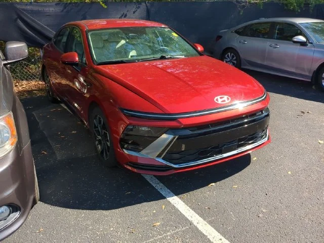 Used 2025 Ultimate Red Hyundai SEL image 3