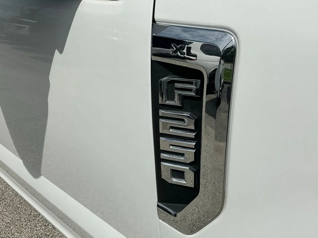 Used 2018 White Ford XL image 11