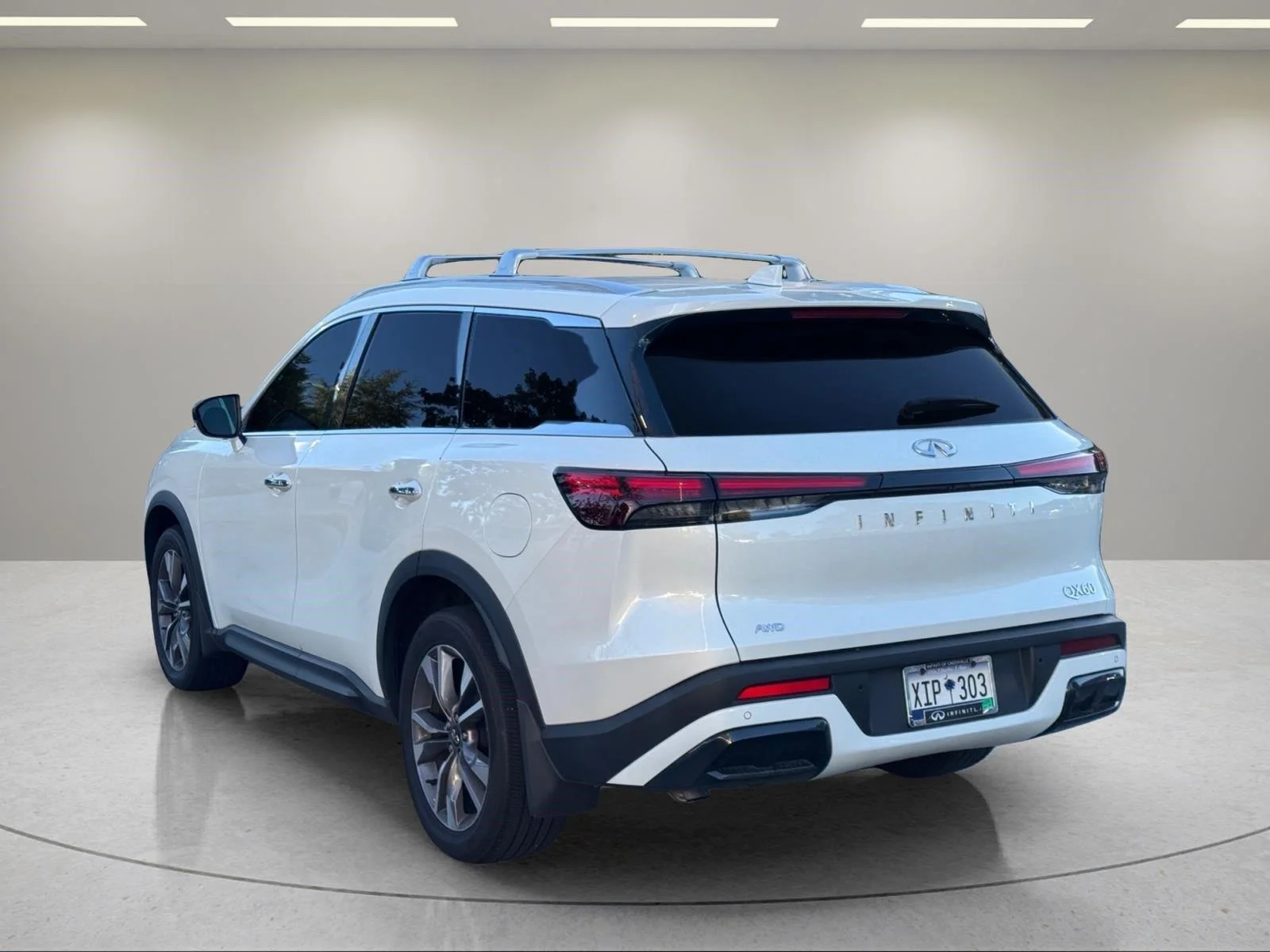 Used 2025 Majestic White INFINITI LUXE image 3