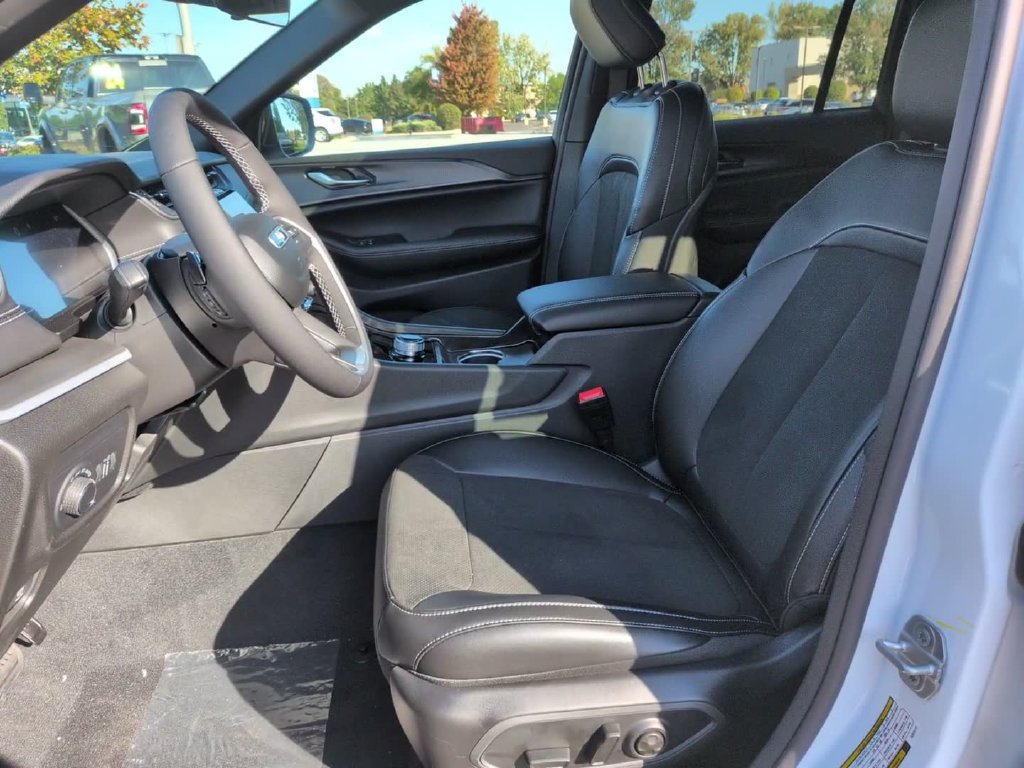 New 2027 Bright White Clear-Coat Paint Jeep Laredo image 18